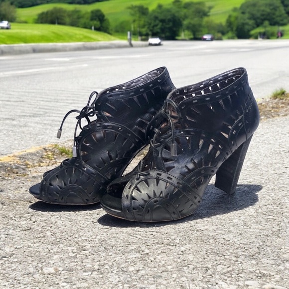 🌿 Vince Camuto Carma cutout booties 
Size 8 - Picture 3 of 8